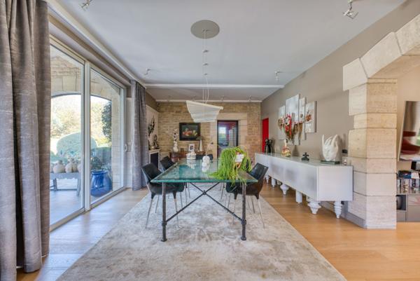 Maison d’exception, non mitoyenne, sur terrain arboré de plus de 1 800 m² avec piscine