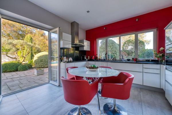 Maison d’exception, non mitoyenne, sur terrain arboré de plus de 1 800 m² avec piscine