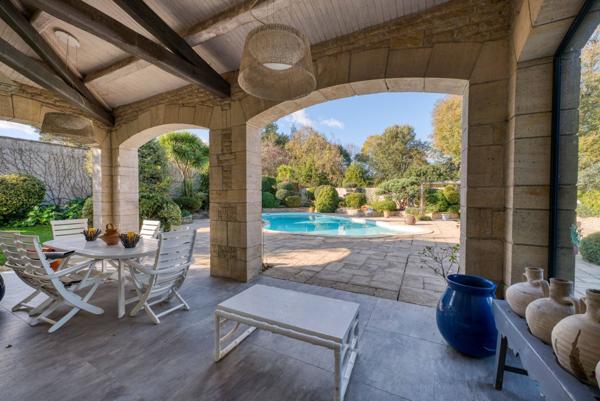 Maison d’exception, non mitoyenne, sur terrain arboré de plus de 1 800 m² avec piscine