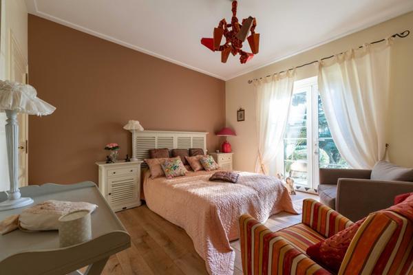 Maison d’exception, non mitoyenne, sur terrain arboré de plus de 1 800 m² avec piscine