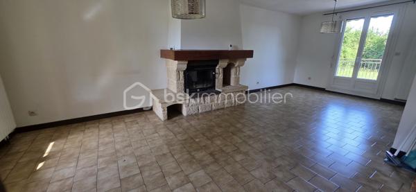 Découvrez ce magnifique pavillon individuel situé dans un cadre paisible à Villemaréchal. 
Cette maison spacieuse sur sous-sol total offre un espace de vie confortable et fonctionnel, parfait pour une famille.

Caractéristiques de la maison :
Entrée accueillante donnant sur  salon séjour
Cuisine équipée et aménagée pour des moments de convivialité
2 chambres en rez-de-chaussée pour un accès facilité
Salle d’eau moderne et toilettes indépendants
À l’étage, 3 chambres supplémentaires et une salle d’eau avec toilettes, offrant ainsi un bel espace pour toute la famille
Sous-sol total compartimenté, idéal pour le rangement ou l’aménagement selon vos envies

Extérieur :
Terrain plat, clos et arboré, parfait pour profiter des journées ensoleillées avec jolie terrasse pour agrandir vos espace de vie sur l'extérieur 
Idéal pour les enfants ou les animaux de compagnie

Confort et économies d’énergie :
Chauffage au bois avec insert fermé et chauffage central au gaz
Double vitrage pour une meilleure isolation
Isolation extérieure récemment effectuée

Ne manquez pas cette opportunité de devenir propriétaire d’une maison spacieuse et bien située à Villemaréchal. Pour plus d’informations ou pour organiser une visite, hésiter pas à me contacter !! /