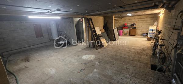 Découvrez ce magnifique pavillon individuel situé dans un cadre paisible à Villemaréchal. 
Cette maison spacieuse sur sous-sol total offre un espace de vie confortable et fonctionnel, parfait pour une famille.

Caractéristiques de la maison :
Entrée accueillante donnant sur  salon séjour
Cuisine équipée et aménagée pour des moments de convivialité
2 chambres en rez-de-chaussée pour un accès facilité
Salle d’eau moderne et toilettes indépendants
À l’étage, 3 chambres supplémentaires et une salle d’eau avec toilettes, offrant ainsi un bel espace pour toute la famille
Sous-sol total compartimenté, idéal pour le rangement ou l’aménagement selon vos envies

Extérieur :
Terrain plat, clos et arboré, parfait pour profiter des journées ensoleillées avec jolie terrasse pour agrandir vos espace de vie sur l'extérieur 
Idéal pour les enfants ou les animaux de compagnie

Confort et économies d’énergie :
Chauffage au bois avec insert fermé et chauffage central au gaz
Double vitrage pour une meilleure isolation
Isolation extérieure récemment effectuée

Ne manquez pas cette opportunité de devenir propriétaire d’une maison spacieuse et bien située à Villemaréchal. Pour plus d’informations ou pour organiser une visite, hésiter pas à me contacter !! /