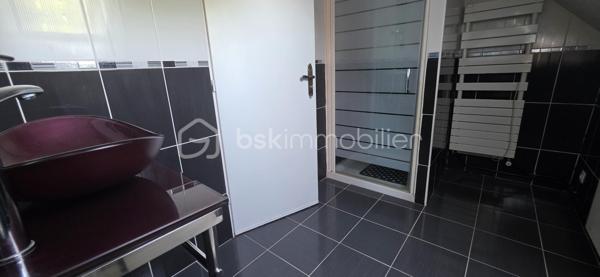 Découvrez ce magnifique pavillon individuel situé dans un cadre paisible à Villemaréchal. 
Cette maison spacieuse sur sous-sol total offre un espace de vie confortable et fonctionnel, parfait pour une famille.

Caractéristiques de la maison :
Entrée accueillante donnant sur  salon séjour
Cuisine équipée et aménagée pour des moments de convivialité
2 chambres en rez-de-chaussée pour un accès facilité
Salle d’eau moderne et toilettes indépendants
À l’étage, 3 chambres supplémentaires et une salle d’eau avec toilettes, offrant ainsi un bel espace pour toute la famille
Sous-sol total compartimenté, idéal pour le rangement ou l’aménagement selon vos envies

Extérieur :
Terrain plat, clos et arboré, parfait pour profiter des journées ensoleillées avec jolie terrasse pour agrandir vos espace de vie sur l'extérieur 
Idéal pour les enfants ou les animaux de compagnie

Confort et économies d’énergie :
Chauffage au bois avec insert fermé et chauffage central au gaz
Double vitrage pour une meilleure isolation
Isolation extérieure récemment effectuée

Ne manquez pas cette opportunité de devenir propriétaire d’une maison spacieuse et bien située à Villemaréchal. Pour plus d’informations ou pour organiser une visite, hésiter pas à me contacter !! /