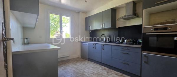 Découvrez ce magnifique pavillon individuel situé dans un cadre paisible à Villemaréchal. 
Cette maison spacieuse sur sous-sol total offre un espace de vie confortable et fonctionnel, parfait pour une famille.

Caractéristiques de la maison :
Entrée accueillante donnant sur  salon séjour
Cuisine équipée et aménagée pour des moments de convivialité
2 chambres en rez-de-chaussée pour un accès facilité
Salle d’eau moderne et toilettes indépendants
À l’étage, 3 chambres supplémentaires et une salle d’eau avec toilettes, offrant ainsi un bel espace pour toute la famille
Sous-sol total compartimenté, idéal pour le rangement ou l’aménagement selon vos envies

Extérieur :
Terrain plat, clos et arboré, parfait pour profiter des journées ensoleillées avec jolie terrasse pour agrandir vos espace de vie sur l'extérieur 
Idéal pour les enfants ou les animaux de compagnie

Confort et économies d’énergie :
Chauffage au bois avec insert fermé et chauffage central au gaz
Double vitrage pour une meilleure isolation
Isolation extérieure récemment effectuée

Ne manquez pas cette opportunité de devenir propriétaire d’une maison spacieuse et bien située à Villemaréchal. Pour plus d’informations ou pour organiser une visite, hésiter pas à me contacter !! /