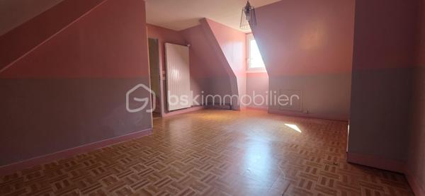 Découvrez ce magnifique pavillon individuel situé dans un cadre paisible à Villemaréchal. 
Cette maison spacieuse sur sous-sol total offre un espace de vie confortable et fonctionnel, parfait pour une famille.

Caractéristiques de la maison :
Entrée accueillante donnant sur  salon séjour
Cuisine équipée et aménagée pour des moments de convivialité
2 chambres en rez-de-chaussée pour un accès facilité
Salle d’eau moderne et toilettes indépendants
À l’étage, 3 chambres supplémentaires et une salle d’eau avec toilettes, offrant ainsi un bel espace pour toute la famille
Sous-sol total compartimenté, idéal pour le rangement ou l’aménagement selon vos envies

Extérieur :
Terrain plat, clos et arboré, parfait pour profiter des journées ensoleillées avec jolie terrasse pour agrandir vos espace de vie sur l'extérieur 
Idéal pour les enfants ou les animaux de compagnie

Confort et économies d’énergie :
Chauffage au bois avec insert fermé et chauffage central au gaz
Double vitrage pour une meilleure isolation
Isolation extérieure récemment effectuée

Ne manquez pas cette opportunité de devenir propriétaire d’une maison spacieuse et bien située à Villemaréchal. Pour plus d’informations ou pour organiser une visite, hésiter pas à me contacter !! /
