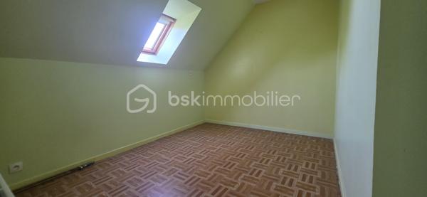 Découvrez ce magnifique pavillon individuel situé dans un cadre paisible à Villemaréchal. 
Cette maison spacieuse sur sous-sol total offre un espace de vie confortable et fonctionnel, parfait pour une famille.

Caractéristiques de la maison :
Entrée accueillante donnant sur  salon séjour
Cuisine équipée et aménagée pour des moments de convivialité
2 chambres en rez-de-chaussée pour un accès facilité
Salle d’eau moderne et toilettes indépendants
À l’étage, 3 chambres supplémentaires et une salle d’eau avec toilettes, offrant ainsi un bel espace pour toute la famille
Sous-sol total compartimenté, idéal pour le rangement ou l’aménagement selon vos envies

Extérieur :
Terrain plat, clos et arboré, parfait pour profiter des journées ensoleillées avec jolie terrasse pour agrandir vos espace de vie sur l'extérieur 
Idéal pour les enfants ou les animaux de compagnie

Confort et économies d’énergie :
Chauffage au bois avec insert fermé et chauffage central au gaz
Double vitrage pour une meilleure isolation
Isolation extérieure récemment effectuée

Ne manquez pas cette opportunité de devenir propriétaire d’une maison spacieuse et bien située à Villemaréchal. Pour plus d’informations ou pour organiser une visite, hésiter pas à me contacter !! /