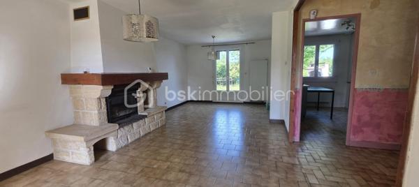 Découvrez ce magnifique pavillon individuel situé dans un cadre paisible à Villemaréchal. 
Cette maison spacieuse sur sous-sol total offre un espace de vie confortable et fonctionnel, parfait pour une famille.

Caractéristiques de la maison :
Entrée accueillante donnant sur  salon séjour
Cuisine équipée et aménagée pour des moments de convivialité
2 chambres en rez-de-chaussée pour un accès facilité
Salle d’eau moderne et toilettes indépendants
À l’étage, 3 chambres supplémentaires et une salle d’eau avec toilettes, offrant ainsi un bel espace pour toute la famille
Sous-sol total compartimenté, idéal pour le rangement ou l’aménagement selon vos envies

Extérieur :
Terrain plat, clos et arboré, parfait pour profiter des journées ensoleillées avec jolie terrasse pour agrandir vos espace de vie sur l'extérieur 
Idéal pour les enfants ou les animaux de compagnie

Confort et économies d’énergie :
Chauffage au bois avec insert fermé et chauffage central au gaz
Double vitrage pour une meilleure isolation
Isolation extérieure récemment effectuée

Ne manquez pas cette opportunité de devenir propriétaire d’une maison spacieuse et bien située à Villemaréchal. Pour plus d’informations ou pour organiser une visite, hésiter pas à me contacter !! /