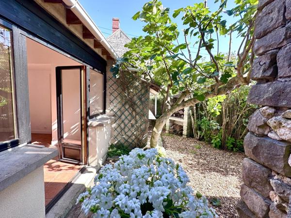Dans un village très prisé se cache cette maison de charme, promesse d'un coup de cœur à venir !