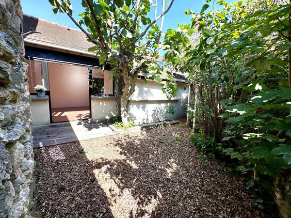 Dans un village très prisé se cache cette maison de charme, promesse d'un coup de cœur à venir !