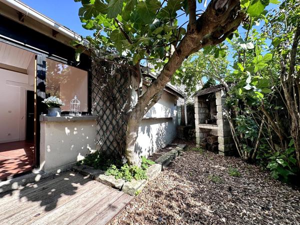 Dans un village très prisé se cache cette maison de charme, promesse d'un coup de cœur à venir !