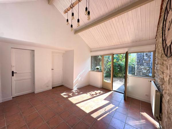 Dans un village très prisé se cache cette maison de charme, promesse d'un coup de cœur à venir !