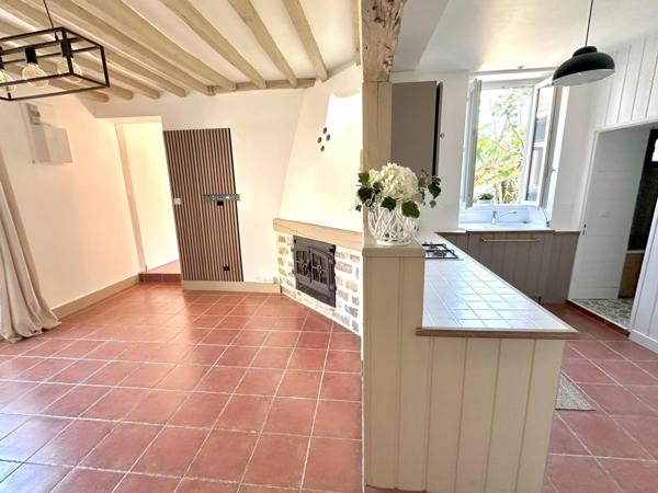 Dans un village très prisé se cache cette maison de charme, promesse d'un coup de cœur à venir !