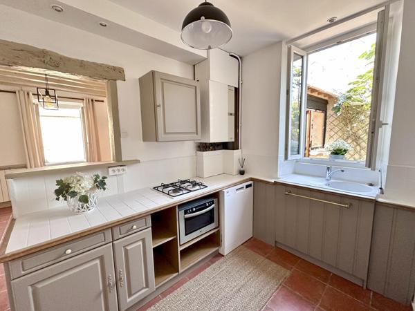 Dans un village très prisé se cache cette maison de charme, promesse d'un coup de cœur à venir !