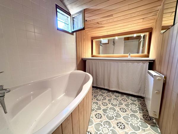 Dans un village très prisé se cache cette maison de charme, promesse d'un coup de cœur à venir !