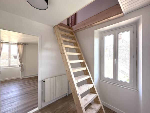 Dans un village très prisé se cache cette maison de charme, promesse d'un coup de cœur à venir !