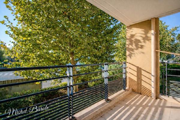 Appartement Tassin-la-Demi-Lune – 38 m² avec terrasse, idéalement situé, garage possible.