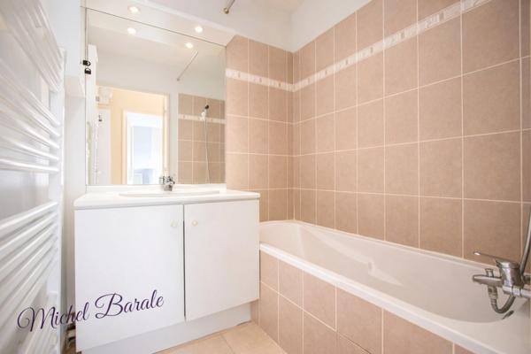 Appartement Tassin-la-Demi-Lune – 38 m² avec terrasse, idéalement situé, garage possible.