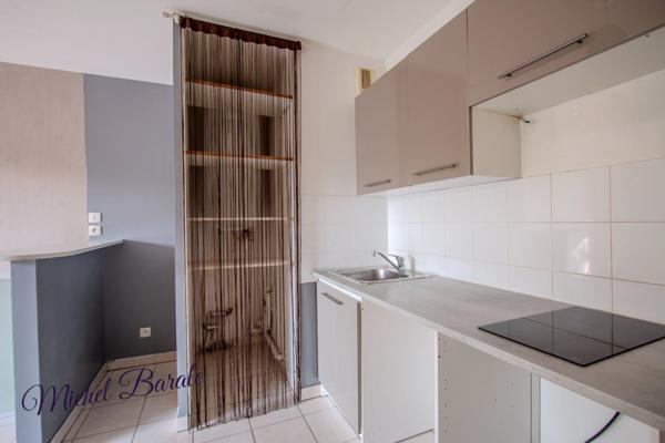 Appartement Tassin-la-Demi-Lune – 38 m² avec terrasse, idéalement situé, garage possible.