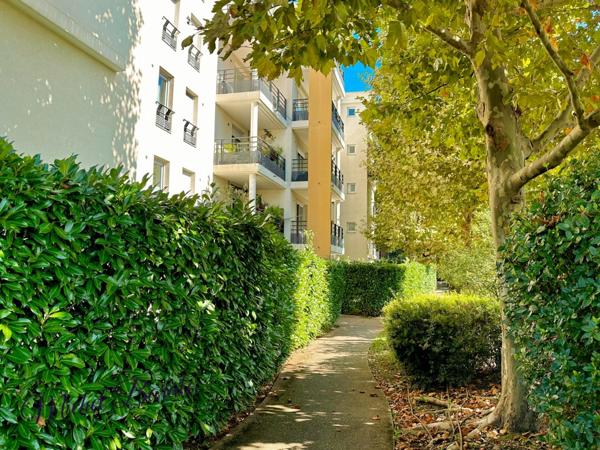 Appartement Tassin-la-Demi-Lune – 38 m² avec terrasse, idéalement situé, garage possible.