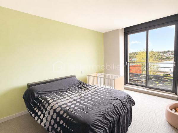 Coup de coeur !
Vous recherchez une maison de caractère idéalement située au centre de toutes les commodités, alors lisez la suite, j'ai peut-être la maison la maison de vos rêves....
Dans une ruelle réservée seulement aux quelques riverains de celle-ci, nous commencerons la visite par l'entrée qui dessert le magnifique salon-séjour avec sa belle hauteur sous plafond et joliment rénové. 
Tout a été refait du sol au plafond par des artisans et avec des matériaux de qualité. Cheminée (insert bois), bibliothèque, moulures, cimaises... quel charme ! Le salon-séjour fait 30m2 et il donne accès directement à la terrasse exposée plein sud !
Du salon, sur votre droite la cuisine aménagée et équipée de 13m2. Au rez de chaussée toujours un wc et l'accès au garage. 
Nous poursuivrons avec l'étage. Une mezzanine lumineuse de 15m2 pouvant servir de bureau avec une très belle vue sur l'étang ou encore de coin lecture ou de salle de jeux, distribue d'un coté une première chambre de 18m2 avec cette même belle vue. Cette chambre a sa salle d'eau privative de 5m2. Nous continuerons avec la visite d'une deuxième chambre de 12m2 qui a elle un point d'eau qui pourrait être transformer en une douche privative, ainsi chaque chambre aurait sa salle d'eau privative. En effet, nous terminerons la visite de l'étage par la suite parentale. La chambre fait 21m2, le dressing 5m2 environ et la salle de bain avec douche et baignoire fait 7m2. Un wc séparé est également présent à l'étage. 
De nombreux travaux ont été réalisés depuis 2022... L'ensemble des murs et des sols du salon-séjour mais aussi les sols des chambres et de la mezzanine, toutes les menuiseries ont été changées avec volets roulants électriques. Pour la partie salon-séjour, les menuiseries sont en bois intérieur et alu extérieur, et pvc pour les autres menuiseries. La porte d'entrée a également été changée. Un poêle à granulés a été installé en Octobre 2025 et les radiateurs électriques ont été changés. Le chauffe-eau a été changé par un chauffe-eau thermodynamique. Une VMC hygroréglable a été installée. L'isolation des combles a été refaite en ouate de cellulose et le tableau électrique a été refait.  La consommation électrique piscine chauffée incluse est d'environ 100€ par mois et la taxe foncière est de 600€. 
Coté stockage me direz-vous ? Direction le garage de 43m2 avec porte électrique ! Un espace suffisamment spacieux pour y aménager un espace buanderie, un coin atelier et y stationner voiture et/ou moto. 
Coté jardin, vous allez apprécier que le soleil arrive... vous pourrez profitez de la belle terrasse bois récemment construite. Elle surplomble la piscine chauffée de 4x8 protégée par une bâche à barres. Et pas d'inquiétude, la terrasse est clôturée par un portillon permettant la sécurité des enfants. Les propriétaires ont également fait des aménagements extérieurs de qualité menant à la piscine. 
La parcelle est entièrement close et elle fait 325m2. Un abri de jardin en parpaing est également présent, idéal pour y aménager une cuisine d'été et sous la terrasse, du stockage. 
Alors, conquis par cette belle maison de caractère ? Appelez-moi !
Et n'oublions pas que la commune de Port-Brillet est située à 15 minutes de Saint-Berthevin et 20 minutes de Vitré et propose à ses habitants :  boulangerie, coiffeurs, supérette, opticien, fleuriste, esthéticienne, kiné, médecin, ostéopathe, opticienne, infirmières etc...  mais aussi une école publique maternelle et primaire ainsi qu'un collège. 
Et très pratique, une gare SNCF dessert quotidiennement l'axe Rennes-Paris...