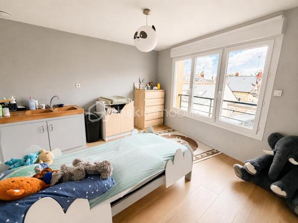 Coup de coeur !
Vous recherchez une maison de caractère idéalement située au centre de toutes les commodités, alors lisez la suite, j'ai peut-être la maison la maison de vos rêves....
Dans une ruelle réservée seulement aux quelques riverains de celle-ci, nous commencerons la visite par l'entrée qui dessert le magnifique salon-séjour avec sa belle hauteur sous plafond et joliment rénové. 
Tout a été refait du sol au plafond par des artisans et avec des matériaux de qualité. Cheminée (insert bois), bibliothèque, moulures, cimaises... quel charme ! Le salon-séjour fait 30m2 et il donne accès directement à la terrasse exposée plein sud !
Du salon, sur votre droite la cuisine aménagée et équipée de 13m2. Au rez de chaussée toujours un wc et l'accès au garage. 
Nous poursuivrons avec l'étage. Une mezzanine lumineuse de 15m2 pouvant servir de bureau avec une très belle vue sur l'étang ou encore de coin lecture ou de salle de jeux, distribue d'un coté une première chambre de 18m2 avec cette même belle vue. Cette chambre a sa salle d'eau privative de 5m2. Nous continuerons avec la visite d'une deuxième chambre de 12m2 qui a elle un point d'eau qui pourrait être transformer en une douche privative, ainsi chaque chambre aurait sa salle d'eau privative. En effet, nous terminerons la visite de l'étage par la suite parentale. La chambre fait 21m2, le dressing 5m2 environ et la salle de bain avec douche et baignoire fait 7m2. Un wc séparé est également présent à l'étage. 
De nombreux travaux ont été réalisés depuis 2022... L'ensemble des murs et des sols du salon-séjour mais aussi les sols des chambres et de la mezzanine, toutes les menuiseries ont été changées avec volets roulants électriques. Pour la partie salon-séjour, les menuiseries sont en bois intérieur et alu extérieur, et pvc pour les autres menuiseries. La porte d'entrée a également été changée. Un poêle à granulés a été installé en Octobre 2025 et les radiateurs électriques ont été changés. Le chauffe-eau a été changé par un chauffe-eau thermodynamique. Une VMC hygroréglable a été installée. L'isolation des combles a été refaite en ouate de cellulose et le tableau électrique a été refait.  La consommation électrique piscine chauffée incluse est d'environ 100€ par mois et la taxe foncière est de 600€. 
Coté stockage me direz-vous ? Direction le garage de 43m2 avec porte électrique ! Un espace suffisamment spacieux pour y aménager un espace buanderie, un coin atelier et y stationner voiture et/ou moto. 
Coté jardin, vous allez apprécier que le soleil arrive... vous pourrez profitez de la belle terrasse bois récemment construite. Elle surplomble la piscine chauffée de 4x8 protégée par une bâche à barres. Et pas d'inquiétude, la terrasse est clôturée par un portillon permettant la sécurité des enfants. Les propriétaires ont également fait des aménagements extérieurs de qualité menant à la piscine. 
La parcelle est entièrement close et elle fait 325m2. Un abri de jardin en parpaing est également présent, idéal pour y aménager une cuisine d'été et sous la terrasse, du stockage. 
Alors, conquis par cette belle maison de caractère ? Appelez-moi !
Et n'oublions pas que la commune de Port-Brillet est située à 15 minutes de Saint-Berthevin et 20 minutes de Vitré et propose à ses habitants :  boulangerie, coiffeurs, supérette, opticien, fleuriste, esthéticienne, kiné, médecin, ostéopathe, opticienne, infirmières etc...  mais aussi une école publique maternelle et primaire ainsi qu'un collège. 
Et très pratique, une gare SNCF dessert quotidiennement l'axe Rennes-Paris...