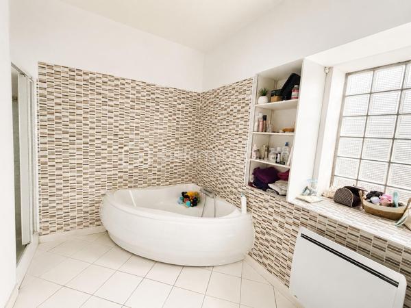 Coup de coeur !
Vous recherchez une maison de caractère idéalement située au centre de toutes les commodités, alors lisez la suite, j'ai peut-être la maison la maison de vos rêves....
Dans une ruelle réservée seulement aux quelques riverains de celle-ci, nous commencerons la visite par l'entrée qui dessert le magnifique salon-séjour avec sa belle hauteur sous plafond et joliment rénové. 
Tout a été refait du sol au plafond par des artisans et avec des matériaux de qualité. Cheminée (insert bois), bibliothèque, moulures, cimaises... quel charme ! Le salon-séjour fait 30m2 et il donne accès directement à la terrasse exposée plein sud !
Du salon, sur votre droite la cuisine aménagée et équipée de 13m2. Au rez de chaussée toujours un wc et l'accès au garage. 
Nous poursuivrons avec l'étage. Une mezzanine lumineuse de 15m2 pouvant servir de bureau avec une très belle vue sur l'étang ou encore de coin lecture ou de salle de jeux, distribue d'un coté une première chambre de 18m2 avec cette même belle vue. Cette chambre a sa salle d'eau privative de 5m2. Nous continuerons avec la visite d'une deuxième chambre de 12m2 qui a elle un point d'eau qui pourrait être transformer en une douche privative, ainsi chaque chambre aurait sa salle d'eau privative. En effet, nous terminerons la visite de l'étage par la suite parentale. La chambre fait 21m2, le dressing 5m2 environ et la salle de bain avec douche et baignoire fait 7m2. Un wc séparé est également présent à l'étage. 
De nombreux travaux ont été réalisés depuis 2022... L'ensemble des murs et des sols du salon-séjour mais aussi les sols des chambres et de la mezzanine, toutes les menuiseries ont été changées avec volets roulants électriques. Pour la partie salon-séjour, les menuiseries sont en bois intérieur et alu extérieur, et pvc pour les autres menuiseries. La porte d'entrée a également été changée. Un poêle à granulés a été installé en Octobre 2025 et les radiateurs électriques ont été changés. Le chauffe-eau a été changé par un chauffe-eau thermodynamique. Une VMC hygroréglable a été installée. L'isolation des combles a été refaite en ouate de cellulose et le tableau électrique a été refait.  La consommation électrique piscine chauffée incluse est d'environ 100€ par mois et la taxe foncière est de 600€. 
Coté stockage me direz-vous ? Direction le garage de 43m2 avec porte électrique ! Un espace suffisamment spacieux pour y aménager un espace buanderie, un coin atelier et y stationner voiture et/ou moto. 
Coté jardin, vous allez apprécier que le soleil arrive... vous pourrez profitez de la belle terrasse bois récemment construite. Elle surplomble la piscine chauffée de 4x8 protégée par une bâche à barres. Et pas d'inquiétude, la terrasse est clôturée par un portillon permettant la sécurité des enfants. Les propriétaires ont également fait des aménagements extérieurs de qualité menant à la piscine. 
La parcelle est entièrement close et elle fait 325m2. Un abri de jardin en parpaing est également présent, idéal pour y aménager une cuisine d'été et sous la terrasse, du stockage. 
Alors, conquis par cette belle maison de caractère ? Appelez-moi !
Et n'oublions pas que la commune de Port-Brillet est située à 15 minutes de Saint-Berthevin et 20 minutes de Vitré et propose à ses habitants :  boulangerie, coiffeurs, supérette, opticien, fleuriste, esthéticienne, kiné, médecin, ostéopathe, opticienne, infirmières etc...  mais aussi une école publique maternelle et primaire ainsi qu'un collège. 
Et très pratique, une gare SNCF dessert quotidiennement l'axe Rennes-Paris...
