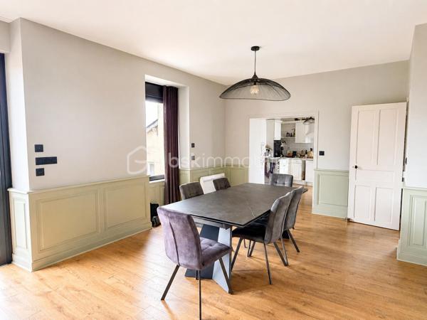Coup de coeur !
Vous recherchez une maison de caractère idéalement située au centre de toutes les commodités, alors lisez la suite, j'ai peut-être la maison la maison de vos rêves....
Dans une ruelle réservée seulement aux quelques riverains de celle-ci, nous commencerons la visite par l'entrée qui dessert le magnifique salon-séjour avec sa belle hauteur sous plafond et joliment rénové. 
Tout a été refait du sol au plafond par des artisans et avec des matériaux de qualité. Cheminée (insert bois), bibliothèque, moulures, cimaises... quel charme ! Le salon-séjour fait 30m2 et il donne accès directement à la terrasse exposée plein sud !
Du salon, sur votre droite la cuisine aménagée et équipée de 13m2. Au rez de chaussée toujours un wc et l'accès au garage. 
Nous poursuivrons avec l'étage. Une mezzanine lumineuse de 15m2 pouvant servir de bureau avec une très belle vue sur l'étang ou encore de coin lecture ou de salle de jeux, distribue d'un coté une première chambre de 18m2 avec cette même belle vue. Cette chambre a sa salle d'eau privative de 5m2. Nous continuerons avec la visite d'une deuxième chambre de 12m2 qui a elle un point d'eau qui pourrait être transformer en une douche privative, ainsi chaque chambre aurait sa salle d'eau privative. En effet, nous terminerons la visite de l'étage par la suite parentale. La chambre fait 21m2, le dressing 5m2 environ et la salle de bain avec douche et baignoire fait 7m2. Un wc séparé est également présent à l'étage. 
De nombreux travaux ont été réalisés depuis 2022... L'ensemble des murs et des sols du salon-séjour mais aussi les sols des chambres et de la mezzanine, toutes les menuiseries ont été changées avec volets roulants électriques. Pour la partie salon-séjour, les menuiseries sont en bois intérieur et alu extérieur, et pvc pour les autres menuiseries. La porte d'entrée a également été changée. Un poêle à granulés a été installé en Octobre 2025 et les radiateurs électriques ont été changés. Le chauffe-eau a été changé par un chauffe-eau thermodynamique. Une VMC hygroréglable a été installée. L'isolation des combles a été refaite en ouate de cellulose et le tableau électrique a été refait.  La consommation électrique piscine chauffée incluse est d'environ 100€ par mois et la taxe foncière est de 600€. 
Coté stockage me direz-vous ? Direction le garage de 43m2 avec porte électrique ! Un espace suffisamment spacieux pour y aménager un espace buanderie, un coin atelier et y stationner voiture et/ou moto. 
Coté jardin, vous allez apprécier que le soleil arrive... vous pourrez profitez de la belle terrasse bois récemment construite. Elle surplomble la piscine chauffée de 4x8 protégée par une bâche à barres. Et pas d'inquiétude, la terrasse est clôturée par un portillon permettant la sécurité des enfants. Les propriétaires ont également fait des aménagements extérieurs de qualité menant à la piscine. 
La parcelle est entièrement close et elle fait 325m2. Un abri de jardin en parpaing est également présent, idéal pour y aménager une cuisine d'été et sous la terrasse, du stockage. 
Alors, conquis par cette belle maison de caractère ? Appelez-moi !
Et n'oublions pas que la commune de Port-Brillet est située à 15 minutes de Saint-Berthevin et 20 minutes de Vitré et propose à ses habitants :  boulangerie, coiffeurs, supérette, opticien, fleuriste, esthéticienne, kiné, médecin, ostéopathe, opticienne, infirmières etc...  mais aussi une école publique maternelle et primaire ainsi qu'un collège. 
Et très pratique, une gare SNCF dessert quotidiennement l'axe Rennes-Paris...