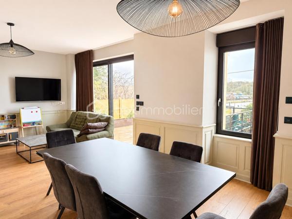 Coup de coeur !
Vous recherchez une maison de caractère idéalement située au centre de toutes les commodités, alors lisez la suite, j'ai peut-être la maison la maison de vos rêves....
Dans une ruelle réservée seulement aux quelques riverains de celle-ci, nous commencerons la visite par l'entrée qui dessert le magnifique salon-séjour avec sa belle hauteur sous plafond et joliment rénové. 
Tout a été refait du sol au plafond par des artisans et avec des matériaux de qualité. Cheminée (insert bois), bibliothèque, moulures, cimaises... quel charme ! Le salon-séjour fait 30m2 et il donne accès directement à la terrasse exposée plein sud !
Du salon, sur votre droite la cuisine aménagée et équipée de 13m2. Au rez de chaussée toujours un wc et l'accès au garage. 
Nous poursuivrons avec l'étage. Une mezzanine lumineuse de 15m2 pouvant servir de bureau avec une très belle vue sur l'étang ou encore de coin lecture ou de salle de jeux, distribue d'un coté une première chambre de 18m2 avec cette même belle vue. Cette chambre a sa salle d'eau privative de 5m2. Nous continuerons avec la visite d'une deuxième chambre de 12m2 qui a elle un point d'eau qui pourrait être transformer en une douche privative, ainsi chaque chambre aurait sa salle d'eau privative. En effet, nous terminerons la visite de l'étage par la suite parentale. La chambre fait 21m2, le dressing 5m2 environ et la salle de bain avec douche et baignoire fait 7m2. Un wc séparé est également présent à l'étage. 
De nombreux travaux ont été réalisés depuis 2022... L'ensemble des murs et des sols du salon-séjour mais aussi les sols des chambres et de la mezzanine, toutes les menuiseries ont été changées avec volets roulants électriques. Pour la partie salon-séjour, les menuiseries sont en bois intérieur et alu extérieur, et pvc pour les autres menuiseries. La porte d'entrée a également été changée. Un poêle à granulés a été installé en Octobre 2025 et les radiateurs électriques ont été changés. Le chauffe-eau a été changé par un chauffe-eau thermodynamique. Une VMC hygroréglable a été installée. L'isolation des combles a été refaite en ouate de cellulose et le tableau électrique a été refait.  La consommation électrique piscine chauffée incluse est d'environ 100€ par mois et la taxe foncière est de 600€. 
Coté stockage me direz-vous ? Direction le garage de 43m2 avec porte électrique ! Un espace suffisamment spacieux pour y aménager un espace buanderie, un coin atelier et y stationner voiture et/ou moto. 
Coté jardin, vous allez apprécier que le soleil arrive... vous pourrez profitez de la belle terrasse bois récemment construite. Elle surplomble la piscine chauffée de 4x8 protégée par une bâche à barres. Et pas d'inquiétude, la terrasse est clôturée par un portillon permettant la sécurité des enfants. Les propriétaires ont également fait des aménagements extérieurs de qualité menant à la piscine. 
La parcelle est entièrement close et elle fait 325m2. Un abri de jardin en parpaing est également présent, idéal pour y aménager une cuisine d'été et sous la terrasse, du stockage. 
Alors, conquis par cette belle maison de caractère ? Appelez-moi !
Et n'oublions pas que la commune de Port-Brillet est située à 15 minutes de Saint-Berthevin et 20 minutes de Vitré et propose à ses habitants :  boulangerie, coiffeurs, supérette, opticien, fleuriste, esthéticienne, kiné, médecin, ostéopathe, opticienne, infirmières etc...  mais aussi une école publique maternelle et primaire ainsi qu'un collège. 
Et très pratique, une gare SNCF dessert quotidiennement l'axe Rennes-Paris...