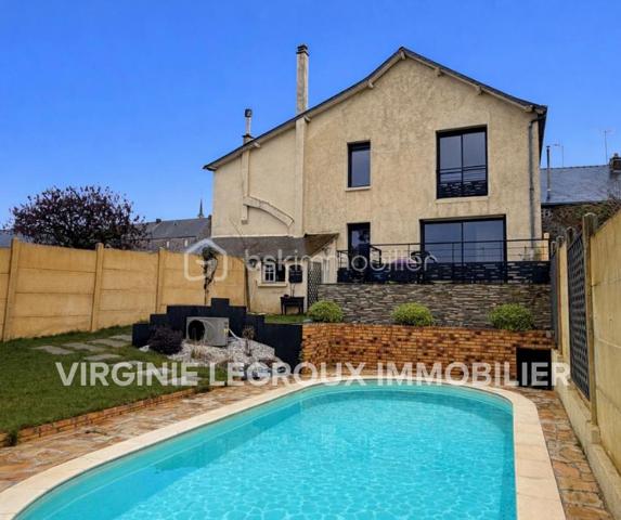 Coup de coeur !
Vous recherchez une maison de caractère idéalement située au centre de toutes les commodités, alors lisez la suite, j'ai peut-être la maison la maison de vos rêves....
Dans une ruelle réservée seulement aux quelques riverains de celle-ci, nous commencerons la visite par l'entrée qui dessert le magnifique salon-séjour avec sa belle hauteur sous plafond et joliment rénové. 
Tout a été refait du sol au plafond par des artisans et avec des matériaux de qualité. Cheminée (insert bois), bibliothèque, moulures, cimaises... quel charme ! Le salon-séjour fait 30m2 et il donne accès directement à la terrasse exposée plein sud !
Du salon, sur votre droite la cuisine aménagée et équipée de 13m2. Au rez de chaussée toujours un wc et l'accès au garage. 
Nous poursuivrons avec l'étage. Une mezzanine lumineuse de 15m2 pouvant servir de bureau avec une très belle vue sur l'étang ou encore de coin lecture ou de salle de jeux, distribue d'un coté une première chambre de 18m2 avec cette même belle vue. Cette chambre a sa salle d'eau privative de 5m2. Nous continuerons avec la visite d'une deuxième chambre de 12m2 qui a elle un point d'eau qui pourrait être transformer en une douche privative, ainsi chaque chambre aurait sa salle d'eau privative. En effet, nous terminerons la visite de l'étage par la suite parentale. La chambre fait 21m2, le dressing 5m2 environ et la salle de bain avec douche et baignoire fait 7m2. Un wc séparé est également présent à l'étage. 
De nombreux travaux ont été réalisés depuis 2022... L'ensemble des murs et des sols du salon-séjour mais aussi les sols des chambres et de la mezzanine, toutes les menuiseries ont été changées avec volets roulants électriques. Pour la partie salon-séjour, les menuiseries sont en bois intérieur et alu extérieur, et pvc pour les autres menuiseries. La porte d'entrée a également été changée. Un poêle à granulés a été installé en Octobre 2025 et les radiateurs électriques ont été changés. Le chauffe-eau a été changé par un chauffe-eau thermodynamique. Une VMC hygroréglable a été installée. L'isolation des combles a été refaite en ouate de cellulose et le tableau électrique a été refait.  La consommation électrique piscine chauffée incluse est d'environ 100€ par mois et la taxe foncière est de 600€. 
Coté stockage me direz-vous ? Direction le garage de 43m2 avec porte électrique ! Un espace suffisamment spacieux pour y aménager un espace buanderie, un coin atelier et y stationner voiture et/ou moto. 
Coté jardin, vous allez apprécier que le soleil arrive... vous pourrez profitez de la belle terrasse bois récemment construite. Elle surplomble la piscine chauffée de 4x8 protégée par une bâche à barres. Et pas d'inquiétude, la terrasse est clôturée par un portillon permettant la sécurité des enfants. Les propriétaires ont également fait des aménagements extérieurs de qualité menant à la piscine. 
La parcelle est entièrement close et elle fait 325m2. Un abri de jardin en parpaing est également présent, idéal pour y aménager une cuisine d'été et sous la terrasse, du stockage. 
Alors, conquis par cette belle maison de caractère ? Appelez-moi !
Et n'oublions pas que la commune de Port-Brillet est située à 15 minutes de Saint-Berthevin et 20 minutes de Vitré et propose à ses habitants :  boulangerie, coiffeurs, supérette, opticien, fleuriste, esthéticienne, kiné, médecin, ostéopathe, opticienne, infirmières etc...  mais aussi une école publique maternelle et primaire ainsi qu'un collège. 
Et très pratique, une gare SNCF dessert quotidiennement l'axe Rennes-Paris...