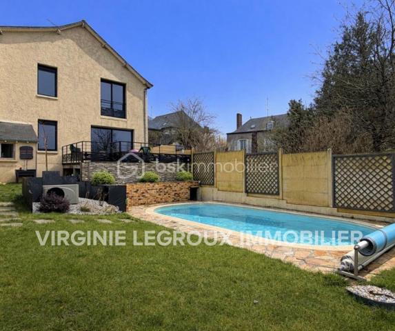 Coup de coeur !
Vous recherchez une maison de caractère idéalement située au centre de toutes les commodités, alors lisez la suite, j'ai peut-être la maison la maison de vos rêves....
Dans une ruelle réservée seulement aux quelques riverains de celle-ci, nous commencerons la visite par l'entrée qui dessert le magnifique salon-séjour avec sa belle hauteur sous plafond et joliment rénové. 
Tout a été refait du sol au plafond par des artisans et avec des matériaux de qualité. Cheminée (insert bois), bibliothèque, moulures, cimaises... quel charme ! Le salon-séjour fait 30m2 et il donne accès directement à la terrasse exposée plein sud !
Du salon, sur votre droite la cuisine aménagée et équipée de 13m2. Au rez de chaussée toujours un wc et l'accès au garage. 
Nous poursuivrons avec l'étage. Une mezzanine lumineuse de 15m2 pouvant servir de bureau avec une très belle vue sur l'étang ou encore de coin lecture ou de salle de jeux, distribue d'un coté une première chambre de 18m2 avec cette même belle vue. Cette chambre a sa salle d'eau privative de 5m2. Nous continuerons avec la visite d'une deuxième chambre de 12m2 qui a elle un point d'eau qui pourrait être transformer en une douche privative, ainsi chaque chambre aurait sa salle d'eau privative. En effet, nous terminerons la visite de l'étage par la suite parentale. La chambre fait 21m2, le dressing 5m2 environ et la salle de bain avec douche et baignoire fait 7m2. Un wc séparé est également présent à l'étage. 
De nombreux travaux ont été réalisés depuis 2022... L'ensemble des murs et des sols du salon-séjour mais aussi les sols des chambres et de la mezzanine, toutes les menuiseries ont été changées avec volets roulants électriques. Pour la partie salon-séjour, les menuiseries sont en bois intérieur et alu extérieur, et pvc pour les autres menuiseries. La porte d'entrée a également été changée. Un poêle à granulés a été installé en Octobre 2025 et les radiateurs électriques ont été changés. Le chauffe-eau a été changé par un chauffe-eau thermodynamique. Une VMC hygroréglable a été installée. L'isolation des combles a été refaite en ouate de cellulose et le tableau électrique a été refait.  La consommation électrique piscine chauffée incluse est d'environ 100€ par mois et la taxe foncière est de 600€. 
Coté stockage me direz-vous ? Direction le garage de 43m2 avec porte électrique ! Un espace suffisamment spacieux pour y aménager un espace buanderie, un coin atelier et y stationner voiture et/ou moto. 
Coté jardin, vous allez apprécier que le soleil arrive... vous pourrez profitez de la belle terrasse bois récemment construite. Elle surplomble la piscine chauffée de 4x8 protégée par une bâche à barres. Et pas d'inquiétude, la terrasse est clôturée par un portillon permettant la sécurité des enfants. Les propriétaires ont également fait des aménagements extérieurs de qualité menant à la piscine. 
La parcelle est entièrement close et elle fait 325m2. Un abri de jardin en parpaing est également présent, idéal pour y aménager une cuisine d'été et sous la terrasse, du stockage. 
Alors, conquis par cette belle maison de caractère ? Appelez-moi !
Et n'oublions pas que la commune de Port-Brillet est située à 15 minutes de Saint-Berthevin et 20 minutes de Vitré et propose à ses habitants :  boulangerie, coiffeurs, supérette, opticien, fleuriste, esthéticienne, kiné, médecin, ostéopathe, opticienne, infirmières etc...  mais aussi une école publique maternelle et primaire ainsi qu'un collège. 
Et très pratique, une gare SNCF dessert quotidiennement l'axe Rennes-Paris...