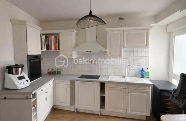 Coup de coeur !
Vous recherchez une maison de caractère idéalement située au centre de toutes les commodités, alors lisez la suite, j'ai peut-être la maison la maison de vos rêves....
Dans une ruelle réservée seulement aux quelques riverains de celle-ci, nous commencerons la visite par l'entrée qui dessert le magnifique salon-séjour avec sa belle hauteur sous plafond et joliment rénové. 
Tout a été refait du sol au plafond par des artisans et avec des matériaux de qualité. Cheminée (insert bois), bibliothèque, moulures, cimaises... quel charme ! Le salon-séjour fait 30m2 et il donne accès directement à la terrasse exposée plein sud !
Du salon, sur votre droite la cuisine aménagée et équipée de 13m2. Au rez de chaussée toujours un wc et l'accès au garage. 
Nous poursuivrons avec l'étage. Une mezzanine lumineuse de 15m2 pouvant servir de bureau avec une très belle vue sur l'étang ou encore de coin lecture ou de salle de jeux, distribue d'un coté une première chambre de 18m2 avec cette même belle vue. Cette chambre a sa salle d'eau privative de 5m2. Nous continuerons avec la visite d'une deuxième chambre de 12m2 qui a elle un point d'eau qui pourrait être transformer en une douche privative, ainsi chaque chambre aurait sa salle d'eau privative. En effet, nous terminerons la visite de l'étage par la suite parentale. La chambre fait 21m2, le dressing 5m2 environ et la salle de bain avec douche et baignoire fait 7m2. Un wc séparé est également présent à l'étage. 
De nombreux travaux ont été réalisés depuis 2022... L'ensemble des murs et des sols du salon-séjour mais aussi les sols des chambres et de la mezzanine, toutes les menuiseries ont été changées avec volets roulants électriques. Pour la partie salon-séjour, les menuiseries sont en bois intérieur et alu extérieur, et pvc pour les autres menuiseries. La porte d'entrée a également été changée. Un poêle à granulés a été installé en Octobre 2025 et les radiateurs électriques ont été changés. Le chauffe-eau a été changé par un chauffe-eau thermodynamique. Une VMC hygroréglable a été installée. L'isolation des combles a été refaite en ouate de cellulose et le tableau électrique a été refait.  La consommation électrique piscine chauffée incluse est d'environ 100€ par mois et la taxe foncière est de 600€. 
Coté stockage me direz-vous ? Direction le garage de 43m2 avec porte électrique ! Un espace suffisamment spacieux pour y aménager un espace buanderie, un coin atelier et y stationner voiture et/ou moto. 
Coté jardin, vous allez apprécier que le soleil arrive... vous pourrez profitez de la belle terrasse bois récemment construite. Elle surplomble la piscine chauffée de 4x8 protégée par une bâche à barres. Et pas d'inquiétude, la terrasse est clôturée par un portillon permettant la sécurité des enfants. Les propriétaires ont également fait des aménagements extérieurs de qualité menant à la piscine. 
La parcelle est entièrement close et elle fait 325m2. Un abri de jardin en parpaing est également présent, idéal pour y aménager une cuisine d'été et sous la terrasse, du stockage. 
Alors, conquis par cette belle maison de caractère ? Appelez-moi !
Et n'oublions pas que la commune de Port-Brillet est située à 15 minutes de Saint-Berthevin et 20 minutes de Vitré et propose à ses habitants :  boulangerie, coiffeurs, supérette, opticien, fleuriste, esthéticienne, kiné, médecin, ostéopathe, opticienne, infirmières etc...  mais aussi une école publique maternelle et primaire ainsi qu'un collège. 
Et très pratique, une gare SNCF dessert quotidiennement l'axe Rennes-Paris...