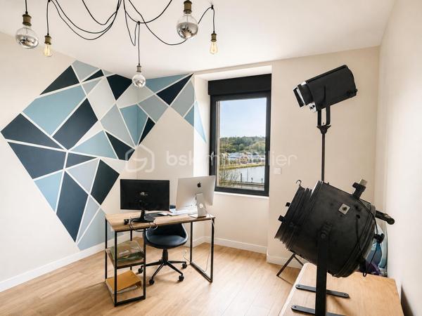 Coup de coeur !
Vous recherchez une maison de caractère idéalement située au centre de toutes les commodités, alors lisez la suite, j'ai peut-être la maison la maison de vos rêves....
Dans une ruelle réservée seulement aux quelques riverains de celle-ci, nous commencerons la visite par l'entrée qui dessert le magnifique salon-séjour avec sa belle hauteur sous plafond et joliment rénové. 
Tout a été refait du sol au plafond par des artisans et avec des matériaux de qualité. Cheminée (insert bois), bibliothèque, moulures, cimaises... quel charme ! Le salon-séjour fait 30m2 et il donne accès directement à la terrasse exposée plein sud !
Du salon, sur votre droite la cuisine aménagée et équipée de 13m2. Au rez de chaussée toujours un wc et l'accès au garage. 
Nous poursuivrons avec l'étage. Une mezzanine lumineuse de 15m2 pouvant servir de bureau avec une très belle vue sur l'étang ou encore de coin lecture ou de salle de jeux, distribue d'un coté une première chambre de 18m2 avec cette même belle vue. Cette chambre a sa salle d'eau privative de 5m2. Nous continuerons avec la visite d'une deuxième chambre de 12m2 qui a elle un point d'eau qui pourrait être transformer en une douche privative, ainsi chaque chambre aurait sa salle d'eau privative. En effet, nous terminerons la visite de l'étage par la suite parentale. La chambre fait 21m2, le dressing 5m2 environ et la salle de bain avec douche et baignoire fait 7m2. Un wc séparé est également présent à l'étage. 
De nombreux travaux ont été réalisés depuis 2022... L'ensemble des murs et des sols du salon-séjour mais aussi les sols des chambres et de la mezzanine, toutes les menuiseries ont été changées avec volets roulants électriques. Pour la partie salon-séjour, les menuiseries sont en bois intérieur et alu extérieur, et pvc pour les autres menuiseries. La porte d'entrée a également été changée. Un poêle à granulés a été installé en Octobre 2025 et les radiateurs électriques ont été changés. Le chauffe-eau a été changé par un chauffe-eau thermodynamique. Une VMC hygroréglable a été installée. L'isolation des combles a été refaite en ouate de cellulose et le tableau électrique a été refait.  La consommation électrique piscine chauffée incluse est d'environ 100€ par mois et la taxe foncière est de 600€. 
Coté stockage me direz-vous ? Direction le garage de 43m2 avec porte électrique ! Un espace suffisamment spacieux pour y aménager un espace buanderie, un coin atelier et y stationner voiture et/ou moto. 
Coté jardin, vous allez apprécier que le soleil arrive... vous pourrez profitez de la belle terrasse bois récemment construite. Elle surplomble la piscine chauffée de 4x8 protégée par une bâche à barres. Et pas d'inquiétude, la terrasse est clôturée par un portillon permettant la sécurité des enfants. Les propriétaires ont également fait des aménagements extérieurs de qualité menant à la piscine. 
La parcelle est entièrement close et elle fait 325m2. Un abri de jardin en parpaing est également présent, idéal pour y aménager une cuisine d'été et sous la terrasse, du stockage. 
Alors, conquis par cette belle maison de caractère ? Appelez-moi !
Et n'oublions pas que la commune de Port-Brillet est située à 15 minutes de Saint-Berthevin et 20 minutes de Vitré et propose à ses habitants :  boulangerie, coiffeurs, supérette, opticien, fleuriste, esthéticienne, kiné, médecin, ostéopathe, opticienne, infirmières etc...  mais aussi une école publique maternelle et primaire ainsi qu'un collège. 
Et très pratique, une gare SNCF dessert quotidiennement l'axe Rennes-Paris...