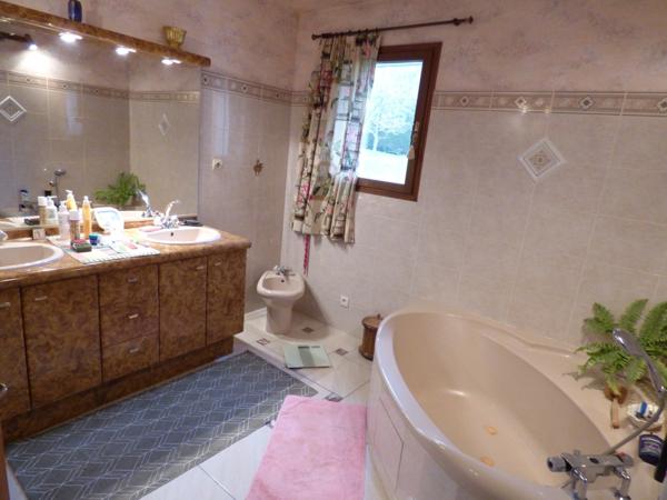 Belle maison traditionnelle de 200 m² à vendre à BOURBON L'ARCHAMBAULT (03160)