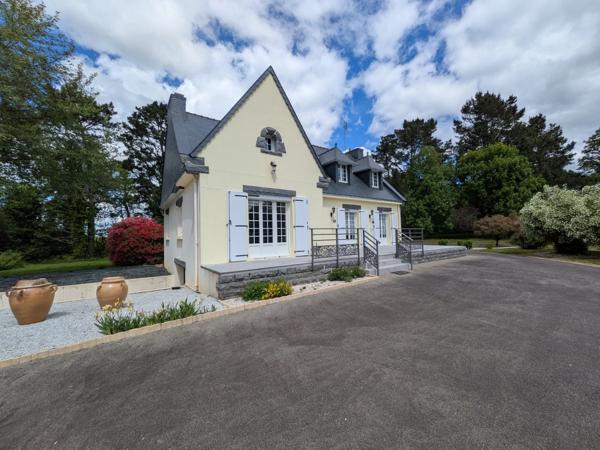 PRIZIAC PROPRIÉTÉ COMPOSÉE D'UNE MAISON DE TYPE NÉO BRETONNE DE 8 PIECES EN TRES BON ETAT GENERAL GRANDE DÉPENDANCES PARCELLE DE 1 HECTARE 47 ARES