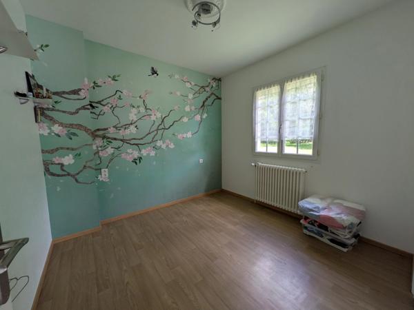 PRIZIAC PROPRIÉTÉ COMPOSÉE D'UNE MAISON DE TYPE NÉO BRETONNE DE 8 PIECES EN TRES BON ETAT GENERAL GRANDE DÉPENDANCES PARCELLE DE 1 HECTARE 47 ARES