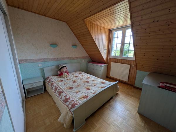 PRIZIAC PROPRIÉTÉ COMPOSÉE D'UNE MAISON DE TYPE NÉO BRETONNE DE 8 PIECES EN TRES BON ETAT GENERAL GRANDE DÉPENDANCES PARCELLE DE 1 HECTARE 47 ARES