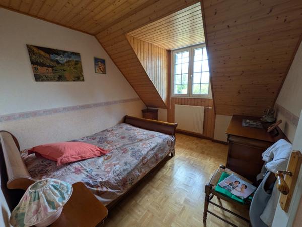 PRIZIAC PROPRIÉTÉ COMPOSÉE D'UNE MAISON DE TYPE NÉO BRETONNE DE 8 PIECES EN TRES BON ETAT GENERAL GRANDE DÉPENDANCES PARCELLE DE 1 HECTARE 47 ARES