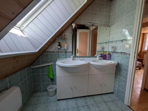 PRIZIAC PROPRIÉTÉ COMPOSÉE D'UNE MAISON DE TYPE NÉO BRETONNE DE 8 PIECES EN TRES BON ETAT GENERAL GRANDE DÉPENDANCES PARCELLE DE 1 HECTARE 47 ARES