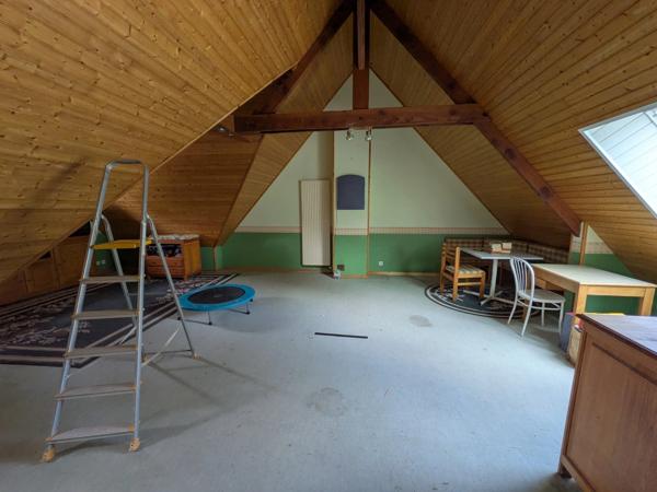 PRIZIAC PROPRIÉTÉ COMPOSÉE D'UNE MAISON DE TYPE NÉO BRETONNE DE 8 PIECES EN TRES BON ETAT GENERAL GRANDE DÉPENDANCES PARCELLE DE 1 HECTARE 47 ARES