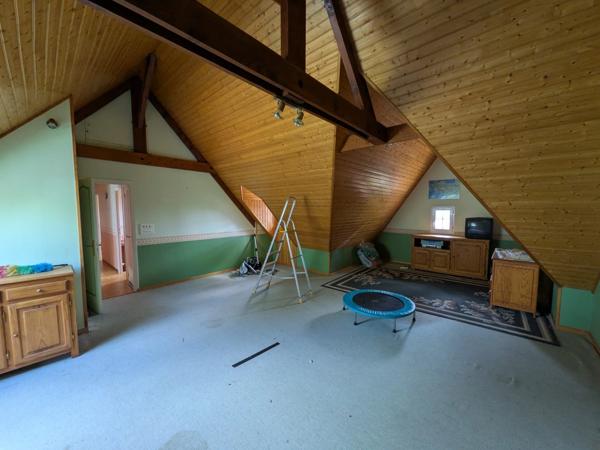 PRIZIAC PROPRIÉTÉ COMPOSÉE D'UNE MAISON DE TYPE NÉO BRETONNE DE 8 PIECES EN TRES BON ETAT GENERAL GRANDE DÉPENDANCES PARCELLE DE 1 HECTARE 47 ARES