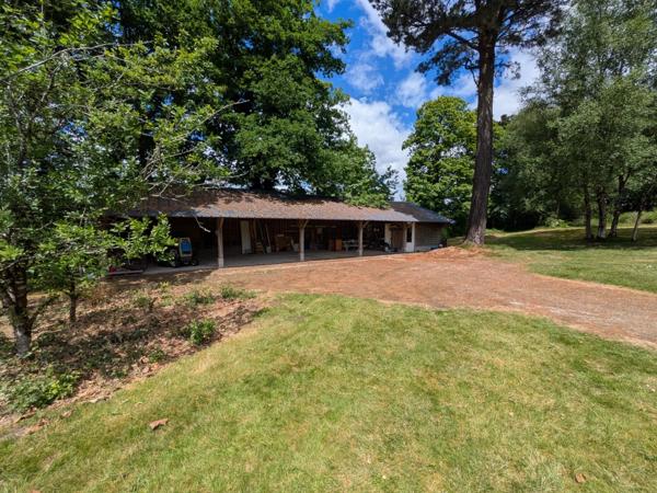 PRIZIAC PROPRIÉTÉ COMPOSÉE D'UNE MAISON DE TYPE NÉO BRETONNE DE 8 PIECES EN TRES BON ETAT GENERAL GRANDE DÉPENDANCES PARCELLE DE 1 HECTARE 47 ARES