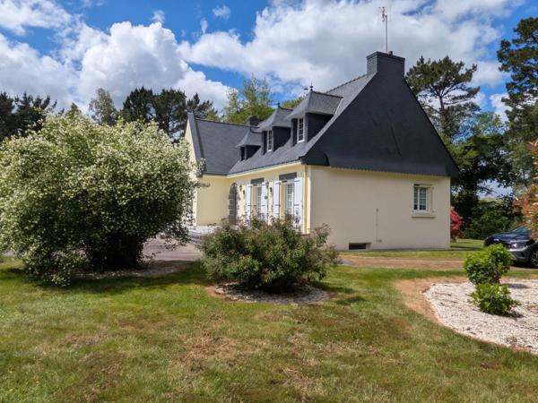 PRIZIAC PROPRIÉTÉ COMPOSÉE D'UNE MAISON DE TYPE NÉO BRETONNE DE 8 PIECES EN TRES BON ETAT GENERAL GRANDE DÉPENDANCES PARCELLE DE 1 HECTARE 47 ARES
