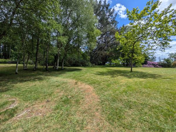 PRIZIAC PROPRIÉTÉ COMPOSÉE D'UNE MAISON DE TYPE NÉO BRETONNE DE 8 PIECES EN TRES BON ETAT GENERAL GRANDE DÉPENDANCES PARCELLE DE 1 HECTARE 47 ARES