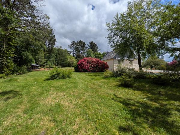 PRIZIAC PROPRIÉTÉ COMPOSÉE D'UNE MAISON DE TYPE NÉO BRETONNE DE 8 PIECES EN TRES BON ETAT GENERAL GRANDE DÉPENDANCES PARCELLE DE 1 HECTARE 47 ARES