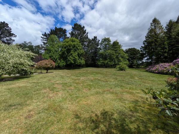 PRIZIAC PROPRIÉTÉ COMPOSÉE D'UNE MAISON DE TYPE NÉO BRETONNE DE 8 PIECES EN TRES BON ETAT GENERAL GRANDE DÉPENDANCES PARCELLE DE 1 HECTARE 47 ARES