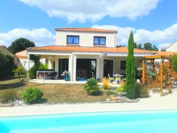 Maison contemporaine à LA ROCHE SUR YON (85000)