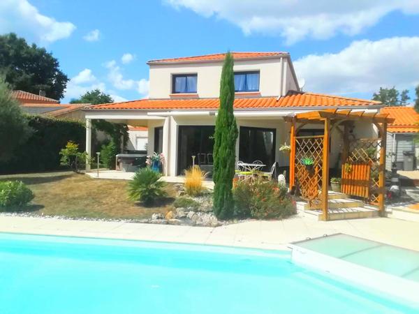 Maison contemporaine à LA ROCHE SUR YON (85000)