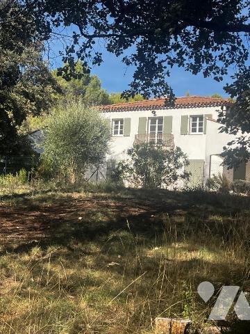 Bastide provençale de type 5/6 avec terrain arboré de 4500m2
