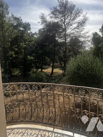 Bastide provençale de type 5/6 avec terrain arboré de 4500m2
