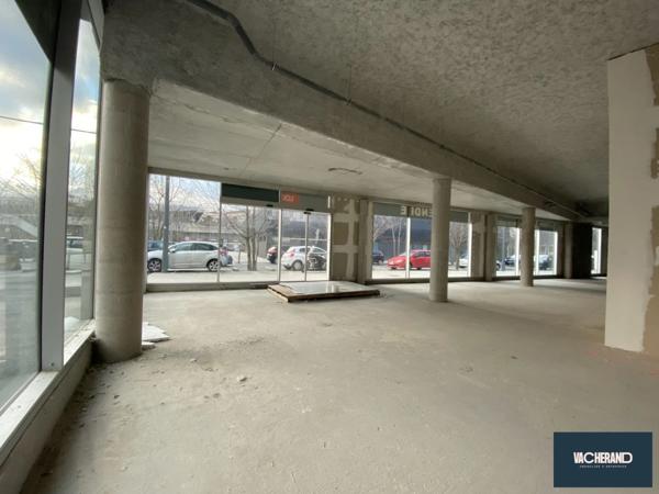 REZ-DE-CHAUSSÉE COMMERCIAL - 368 M²